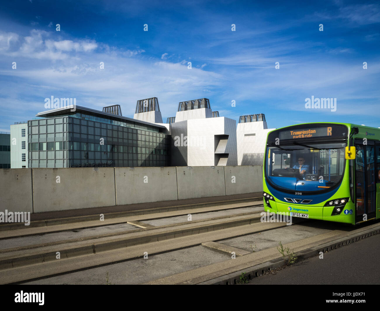 Cambridge Campus Biomedico - guidati Bus - un bus guidato capi lontano da Cambridge Campus Biomedico e ospedale Addenbrookes Foto Stock
