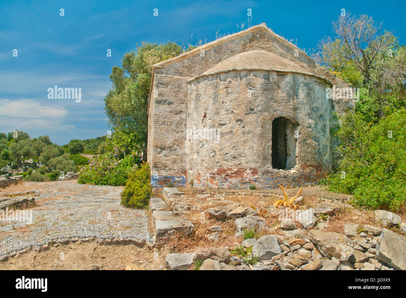 Rovine di epoca medievale chiesa bizantina con il verde degli alberi e il blu del cielo a sfondo sull isola di camelie, Marmaris Turchia Foto Stock