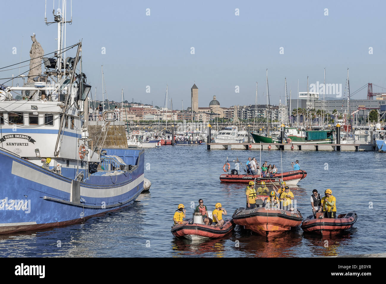 Porto di pesca, dya e la Vergine del Carmen con la portugalete incastellatura a ponte la vista del villaggio di Getxo da Santurtzi, Bilbao, Vizcaya, Paesi Baschi Foto Stock