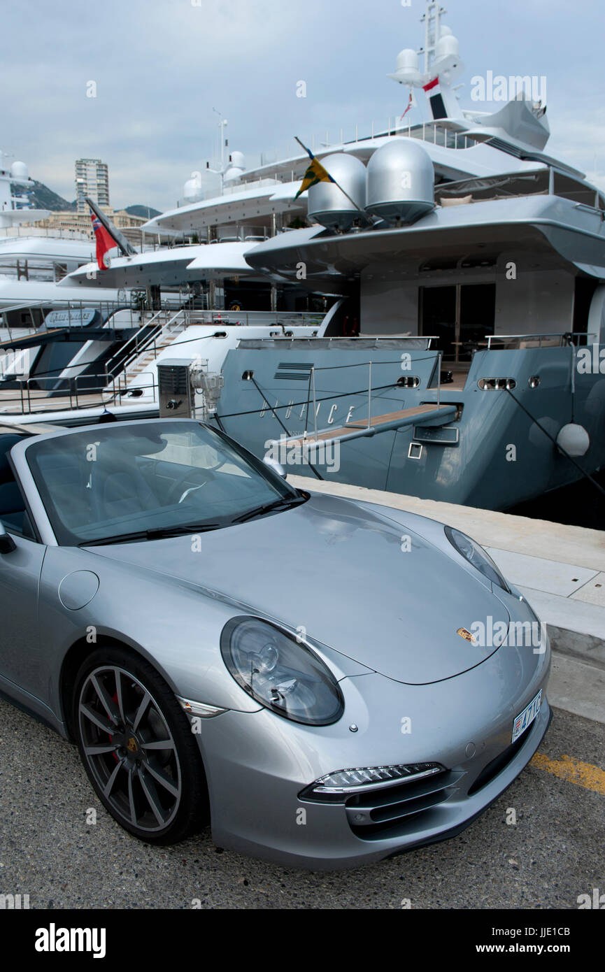 Argento sport Porsche auto parcheggiate in Porto Ercole marina, il Principato di Monaco Foto Stock