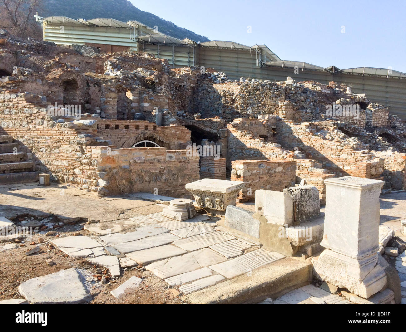 Pietra romana pilastri e terrazzati rovine hosues sul lato strada in Efeso sito archeologico in Turchia Foto Stock
