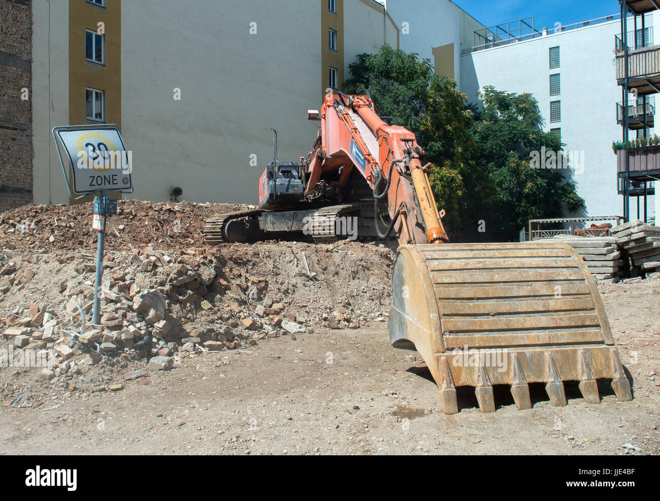 Berlino, Germania, escavatore su un terreno edificabile Foto Stock