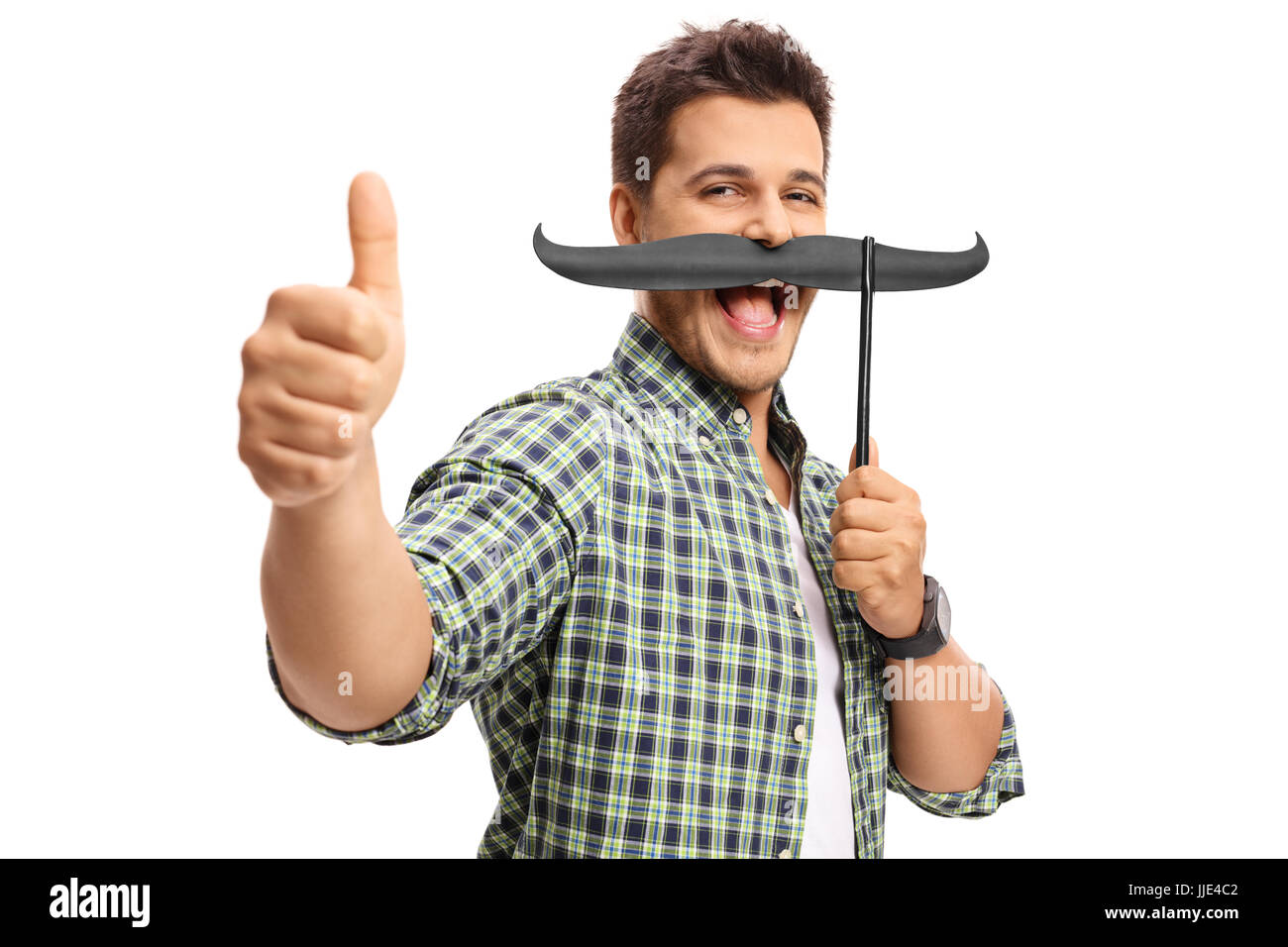 Ragazzo con baffi finti rendendo un pollice in alto gesto isolato su sfondo bianco Foto Stock