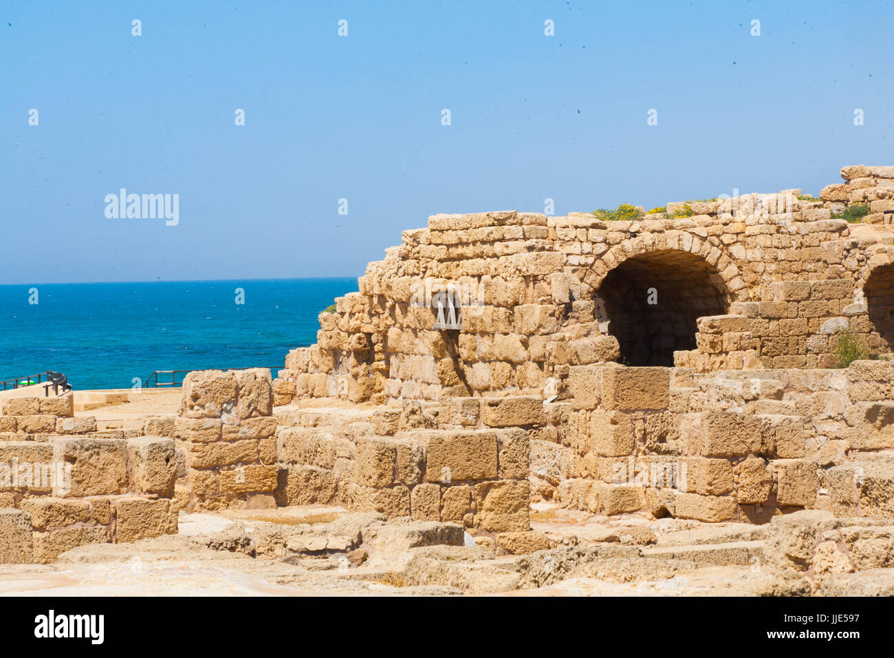 Roman depositatisi in pietra in sede, Cesarea sito archeologico vicino a Erode il Grande ippodromo Foto Stock