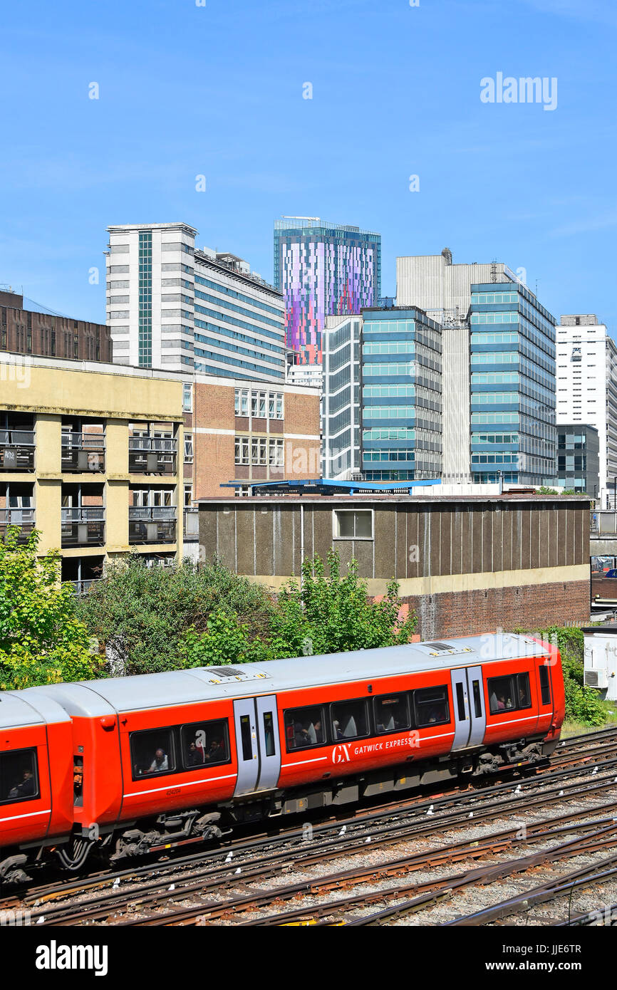Gatwick Express treno passeggeri vicino a stazione di East Croydon voce per la stazione di London Victoria azionato dalla concentrazione Govia ferroviari Thameslink Croydon Regno Unito skyline al di là Foto Stock