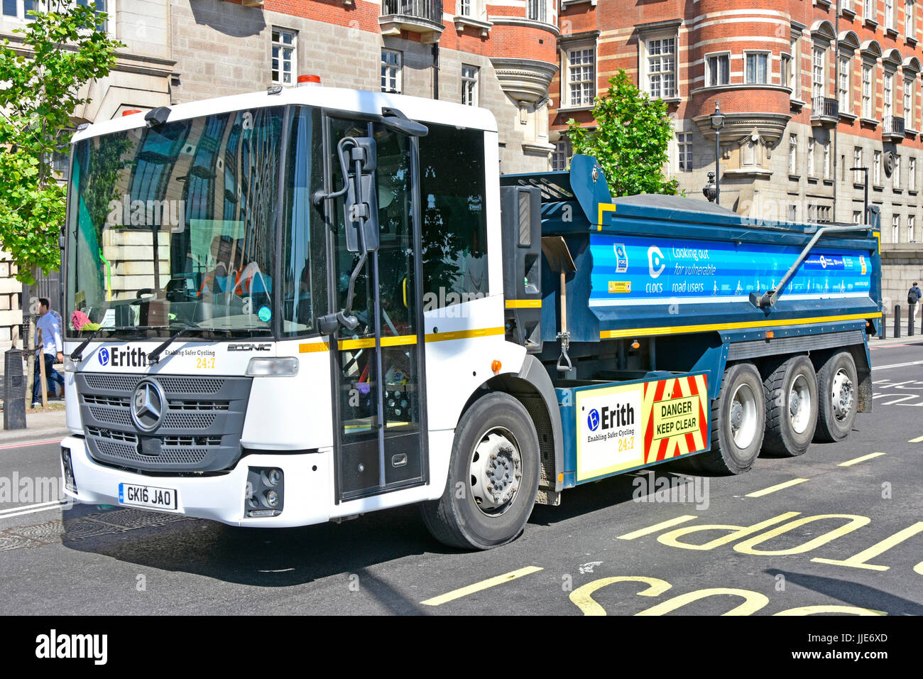 Autocarro autocarro con altezza piena vetrato porta passeggero e altre funzioni per migliorare i driver blind spot visione per ciclisti & altri vulnerabili UK per gli utenti della strada Foto Stock