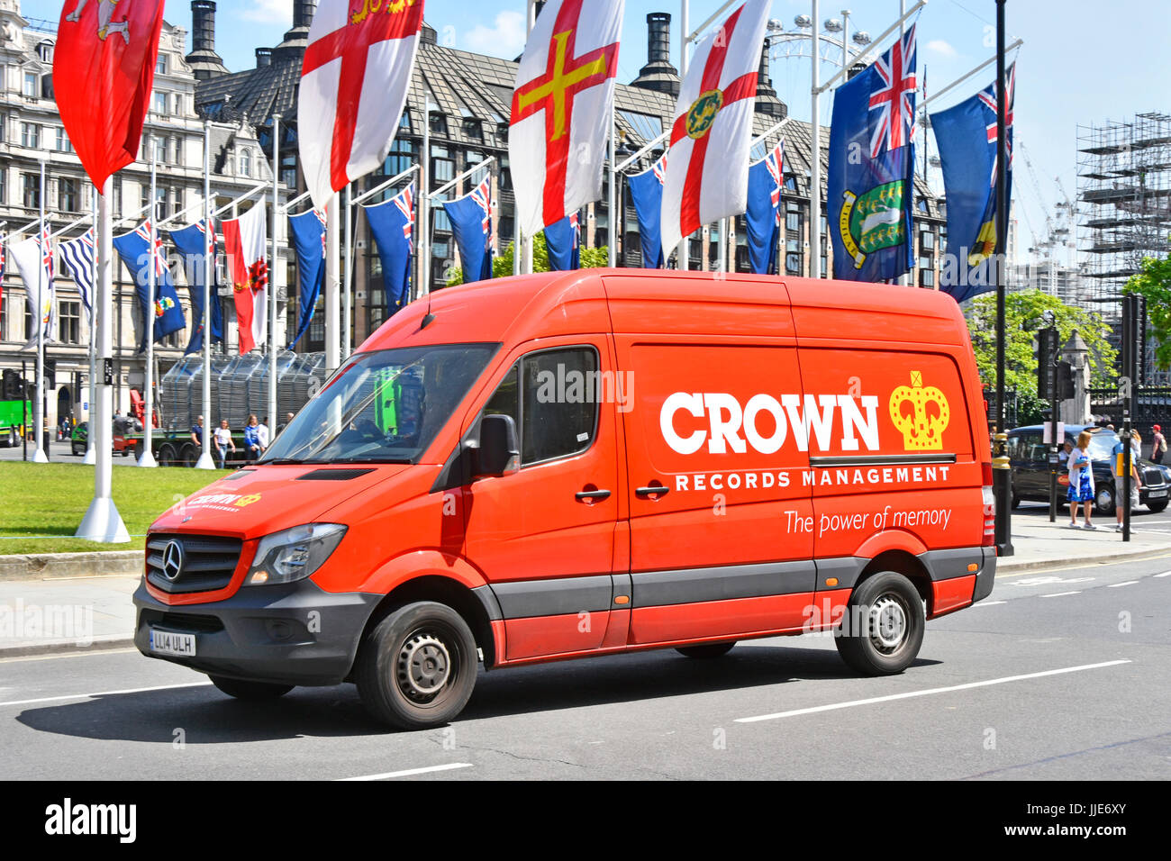 Furgone rosso di Crown Records Management company che gestisce l'archiviazione e il recupero di informazioni aziendali in fisica e in formato elettronico e archivio dati Foto Stock
