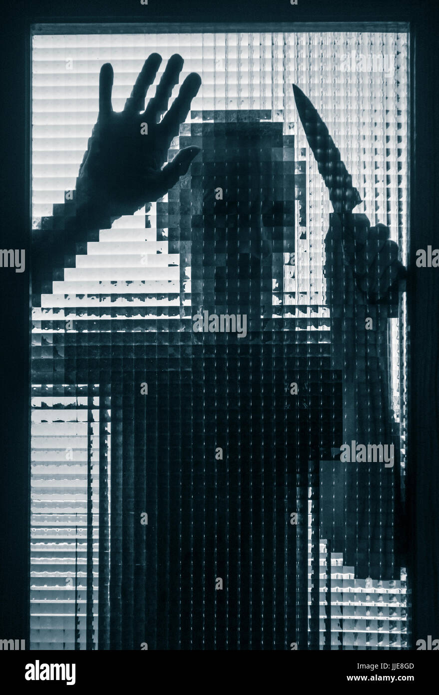 Uomo con coltello guardando attraverso un vetro smerigliato porta: violenza domestica/taglierini/rapina... concetto di immagine Foto Stock
