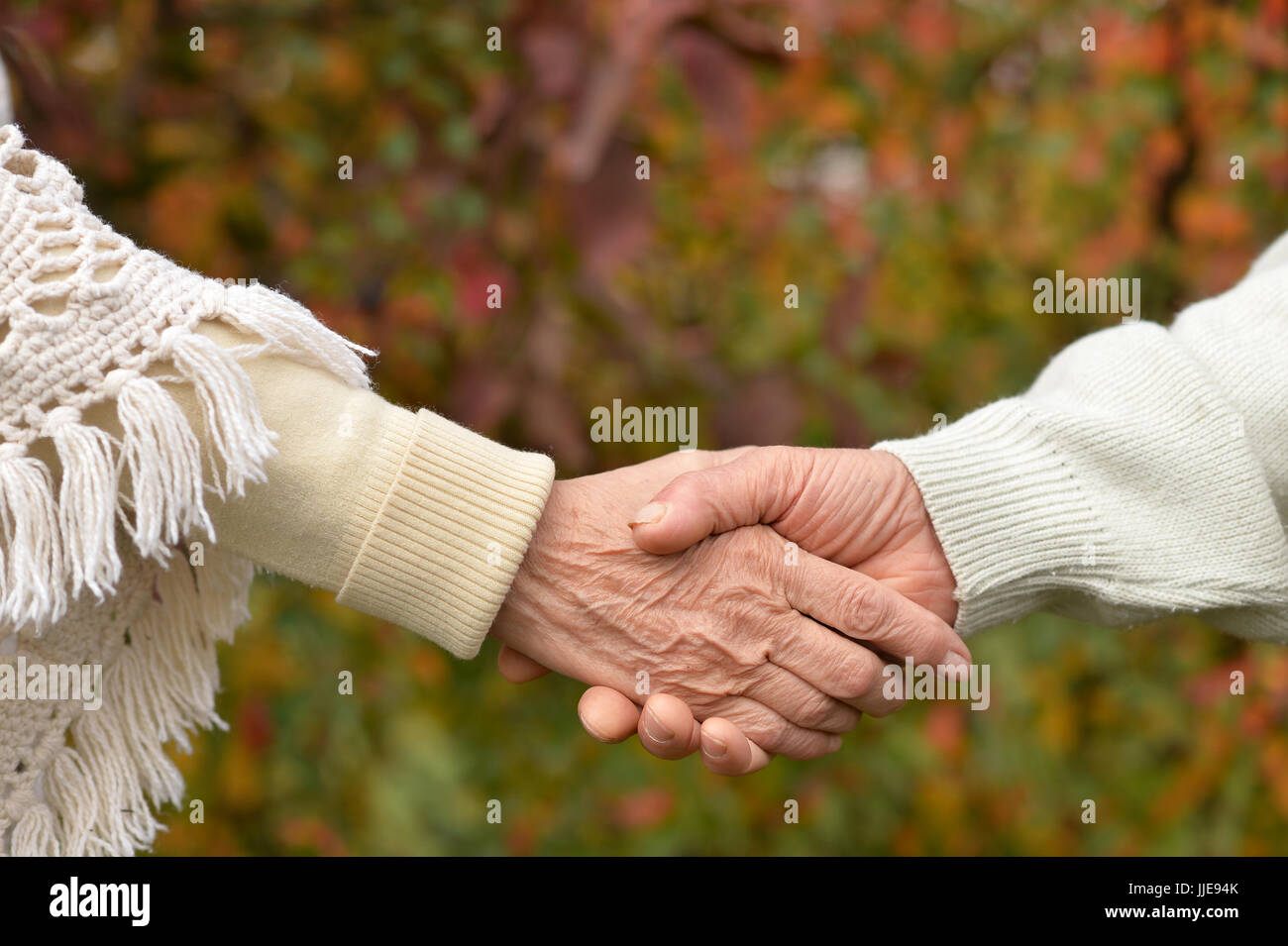 Giovane tenendo le mani insieme Foto Stock