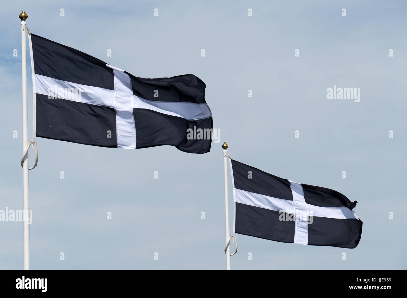 Due Cornish bianco e nero bandiere a croce di San Pirano Foto Stock