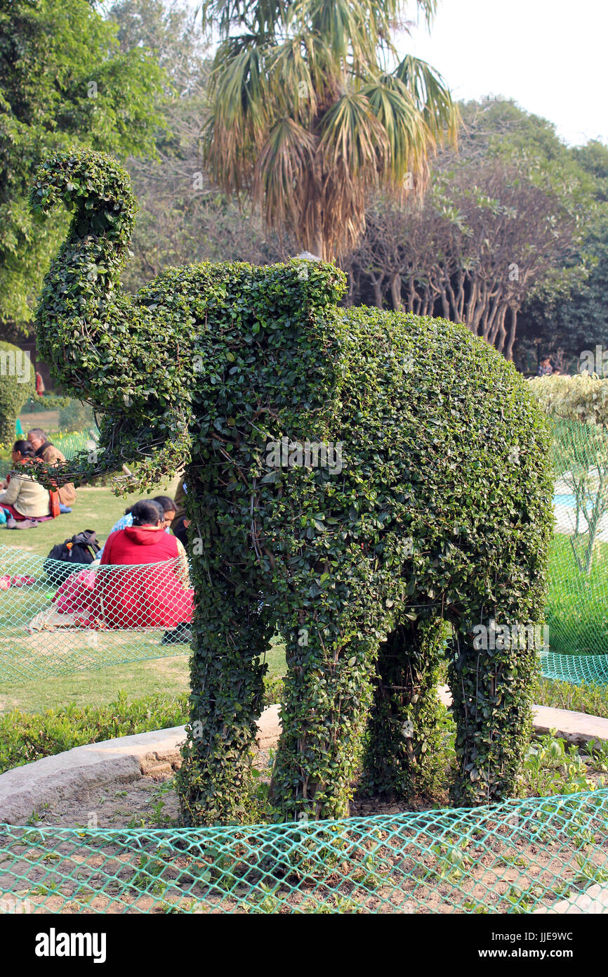 Elephant creato con foglie verdi a childrens' Parco Vicino India Gate New Delhi, India Foto Stock