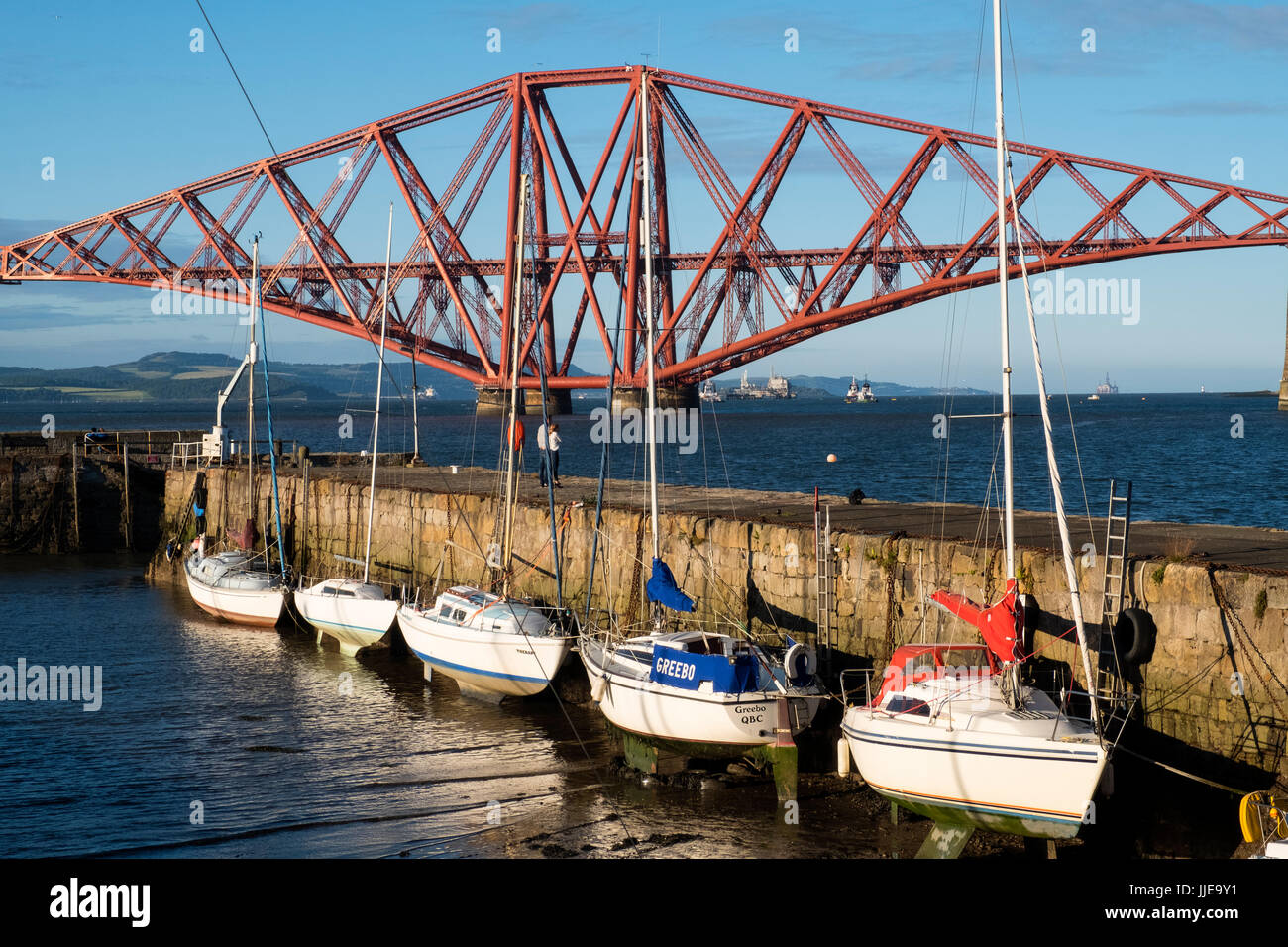 Vista del centro storico di Forth Railway Bridge da South Queensferry in Scozia, Regno Unito. Foto Stock