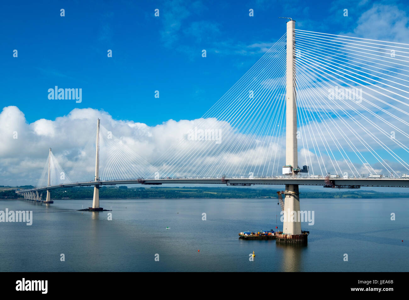 Vista del nuovo Queensferry attraversando ponte che attraversa il fiume Forth in Scozia, Regno Unito Foto Stock