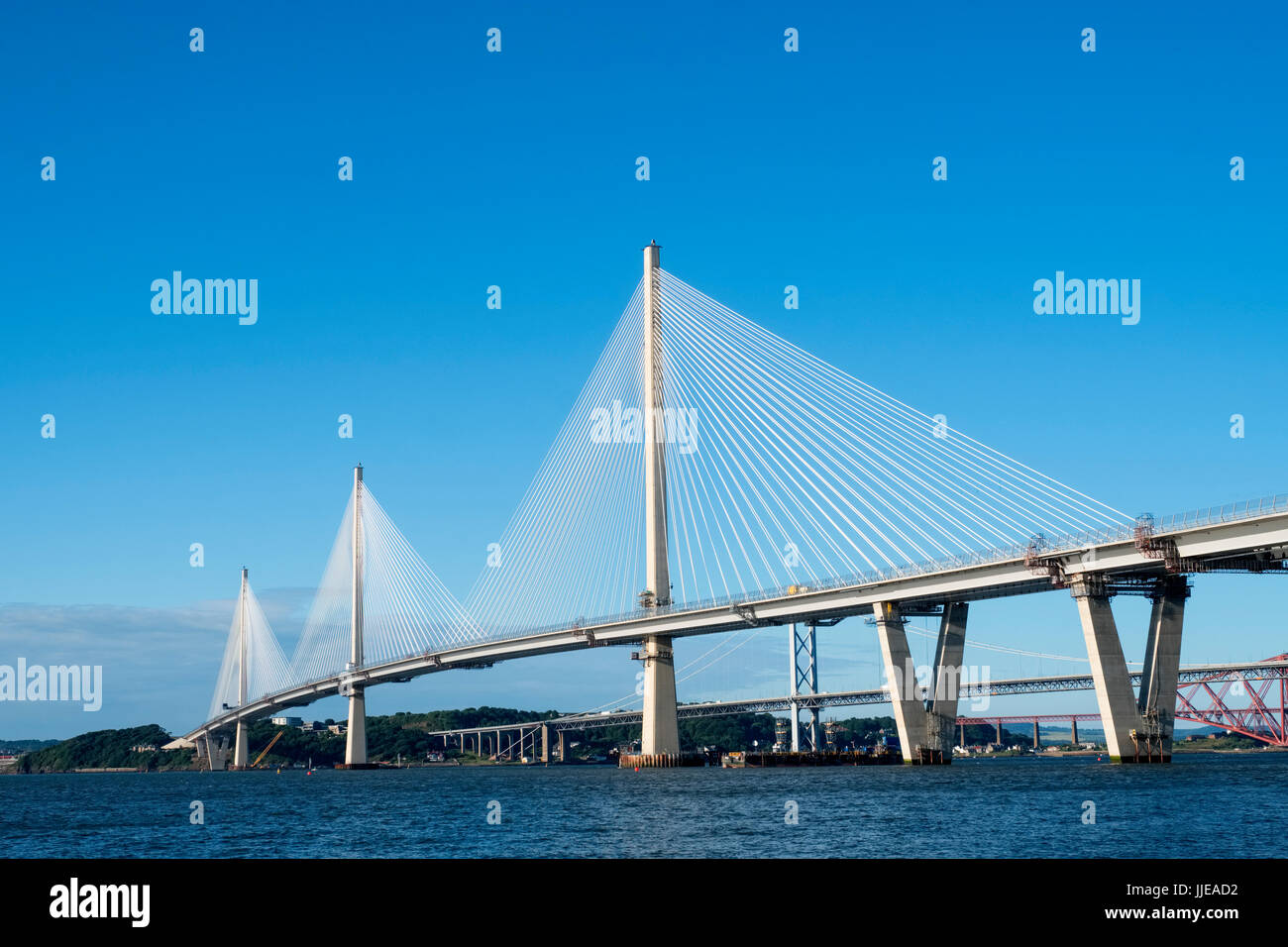 Vista del nuovo Queensferry attraversando ponte che attraversa il fiume Forth in Scozia, Regno Unito Foto Stock