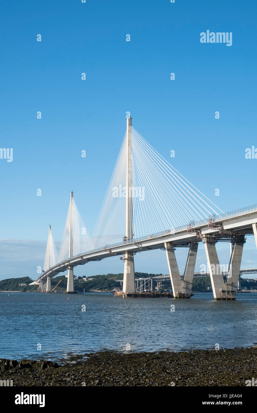 Vista del nuovo Queensferry attraversando ponte che attraversa il fiume Forth in Scozia, Regno Unito Foto Stock