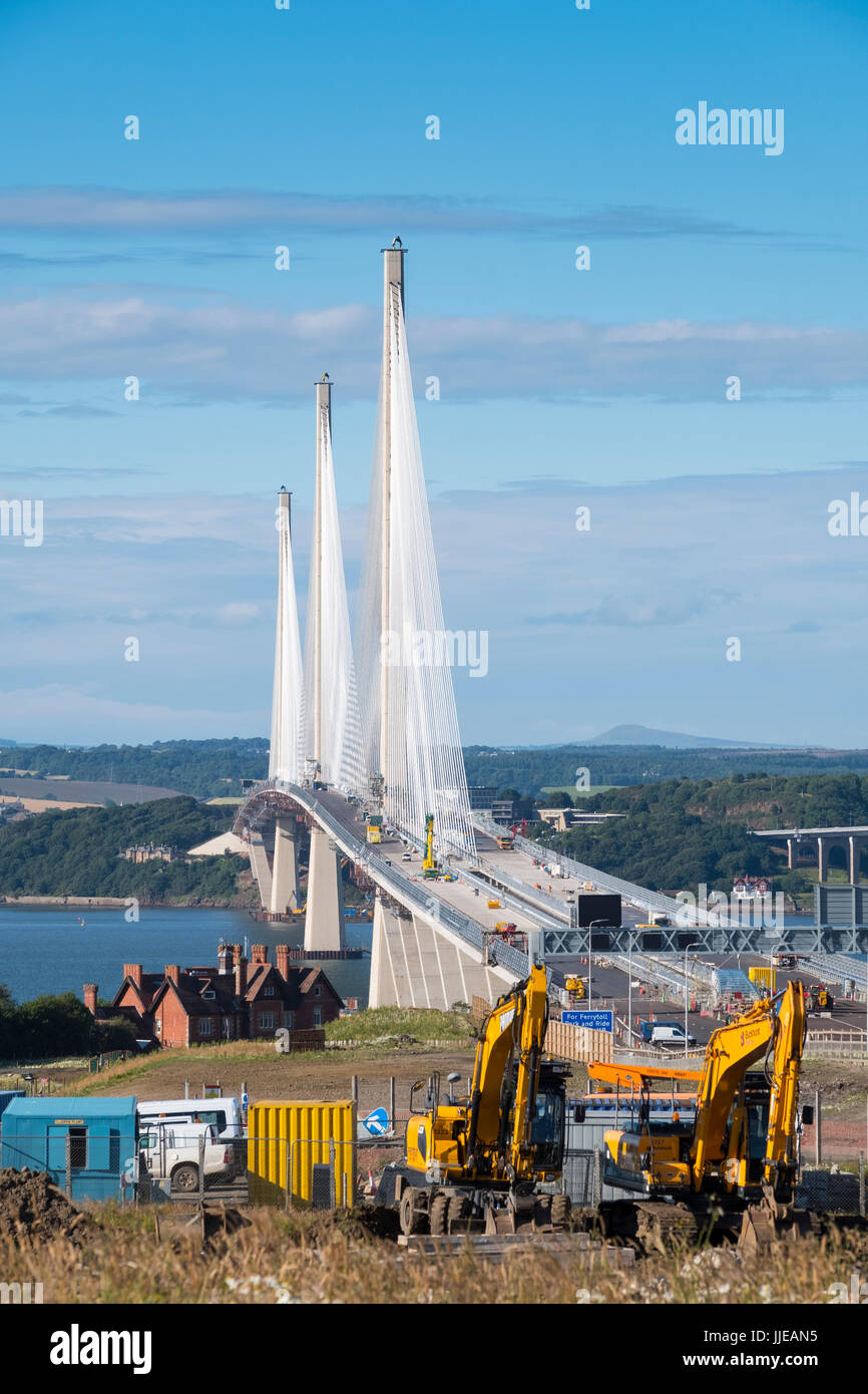 Vista del nuovo Queensferry attraversando ponte che attraversa il fiume Forth in Scozia, Regno Unito Foto Stock