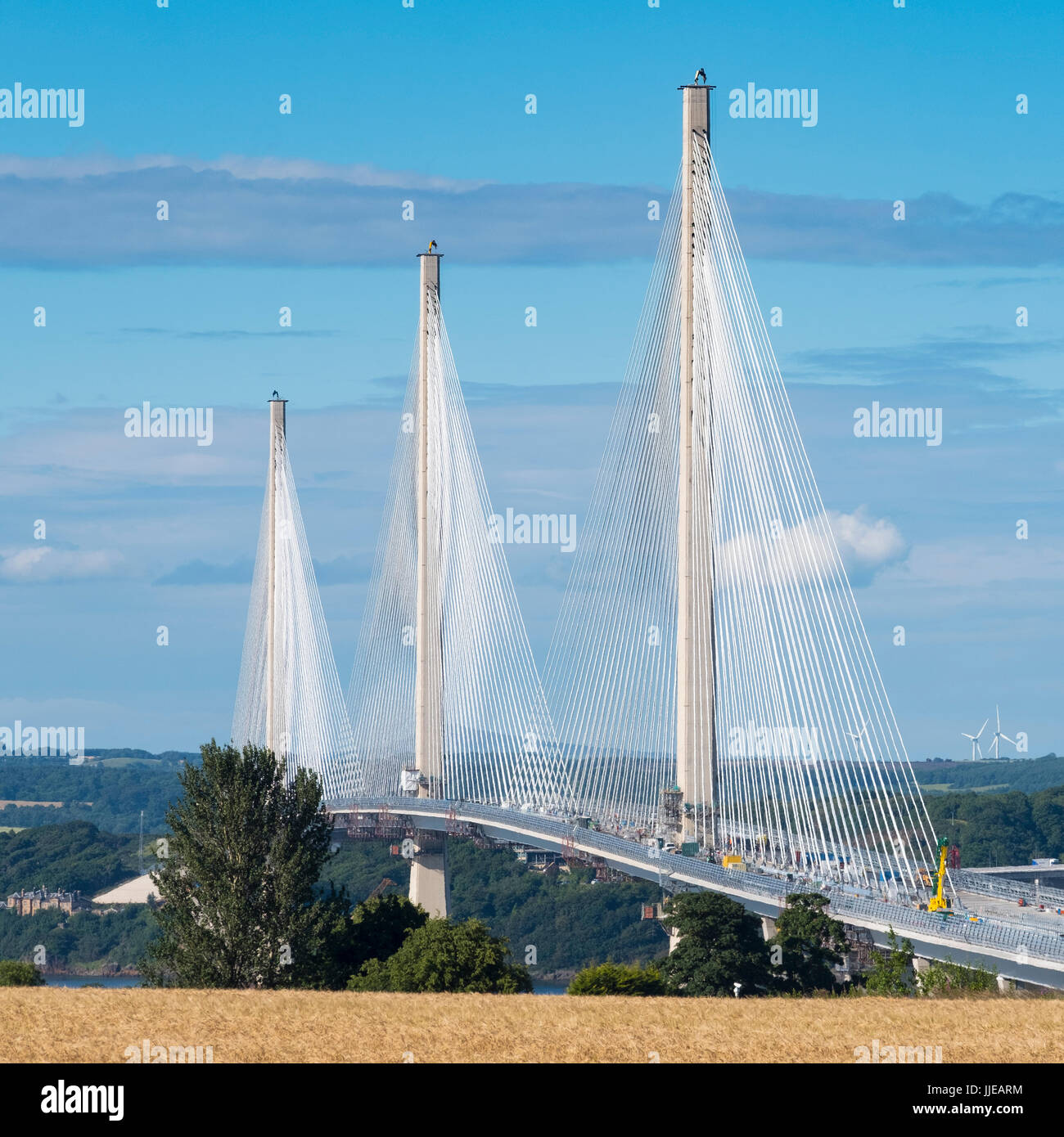Vista del nuovo Queensferry attraversando ponte che attraversa il fiume Forth in Scozia, Regno Unito Foto Stock