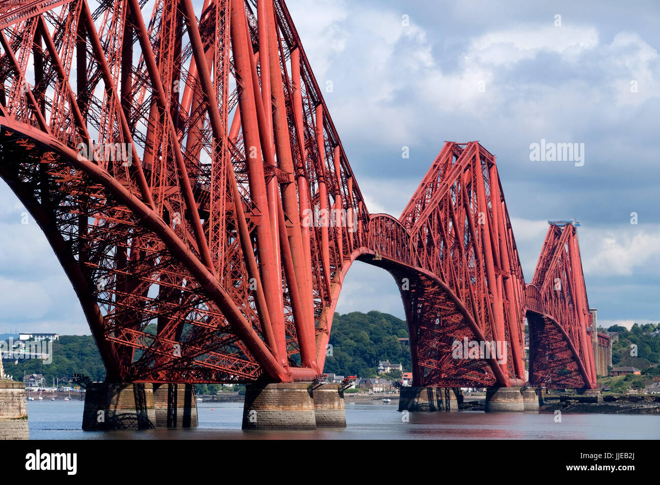 Vista del centro storico di Forth Railway Bridge da South Queensferry in Scozia, Regno Unito. Foto Stock