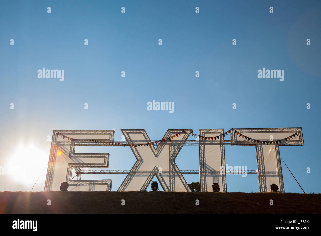 NOVI SAD SERBIA - luglio 6, 2017: il Logo del 2017 Exit Festival nel sole a Novi Sad. La Exit festival è uno dei più grandi festival di musica in ce Foto Stock