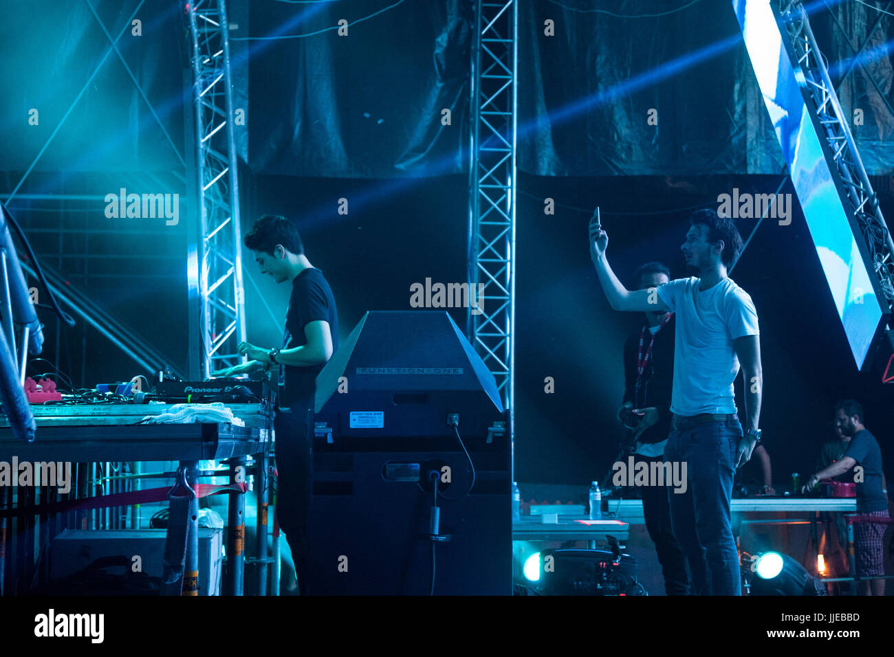 NOVI SAD SERBIA - luglio 7, 2017: Francese Dj Kungs, aka Valentin Brunel esibirsi sul palco durante il 2017 edizione del Festival di uscita di immagine di DJ Kung Foto Stock