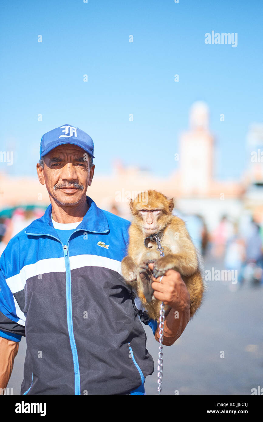 Animatore di strada con la scimmia, Marrakech, Marocco, Foto Stock