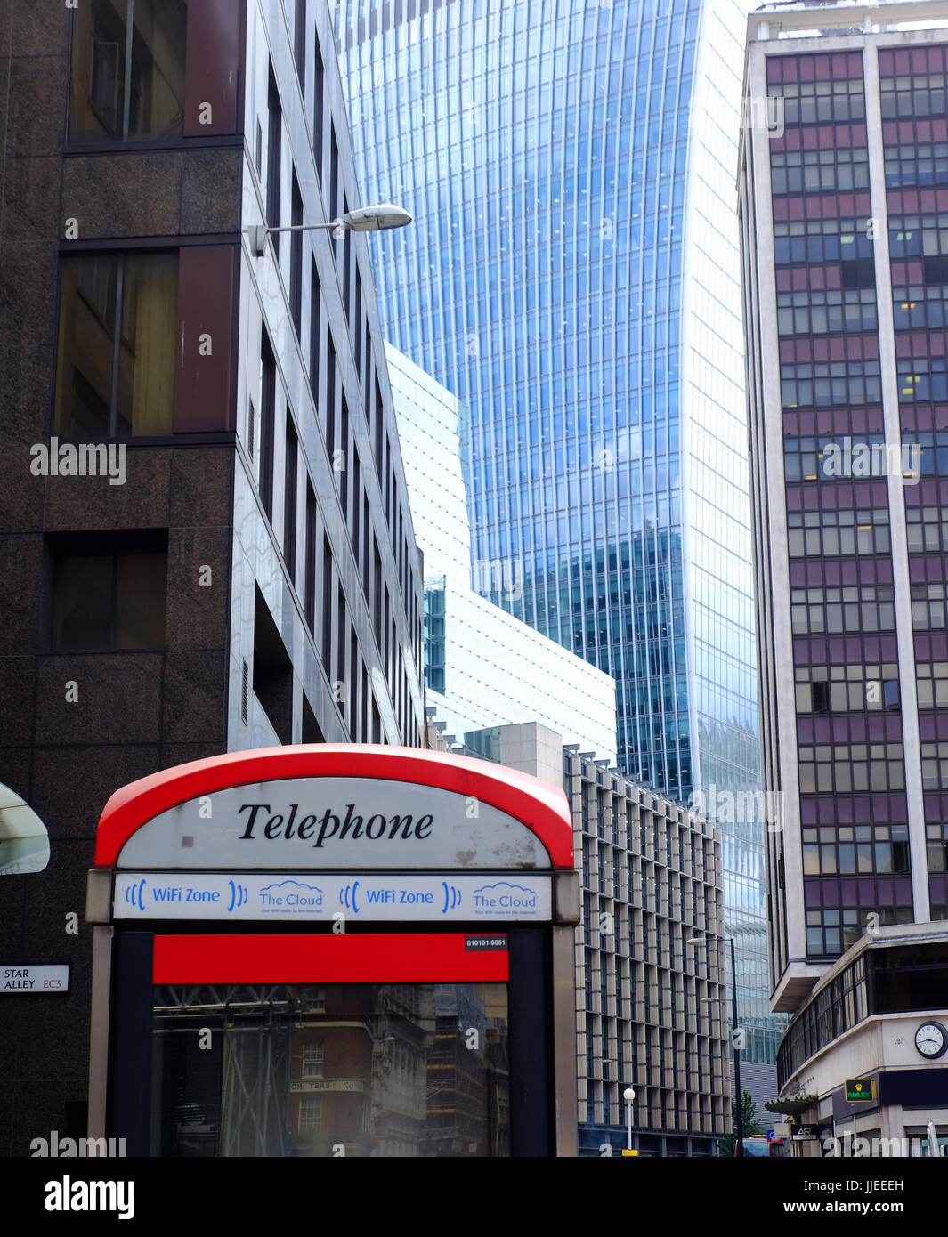 Una cabina telefonica sembrare vecchia tecnologia tra i nuovi grattacieli di Fenchurch Street, City of London. Foto Stock