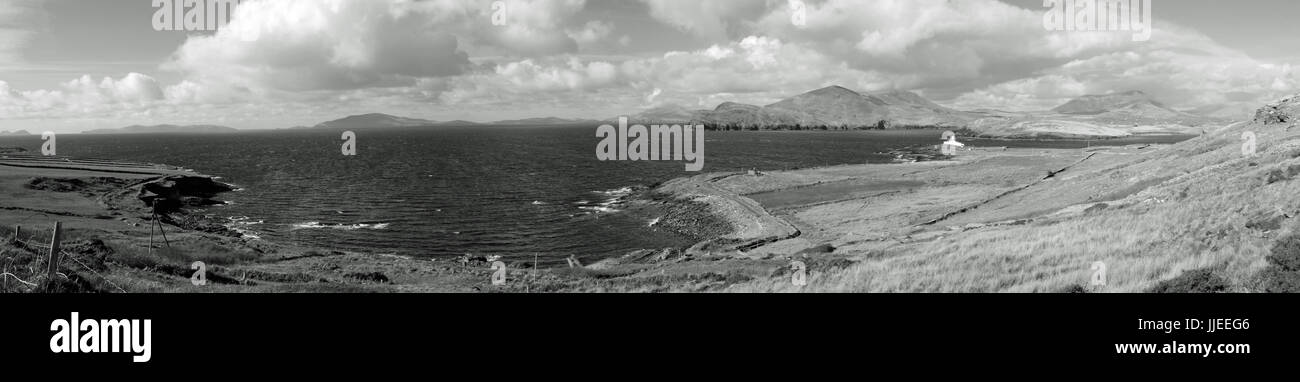 Un panorama del paesaggio tra cui la Valentia faro e dalla Costa Atalantic sull' isola Valentia, nella contea di Kerry, Irlanda Foto Stock