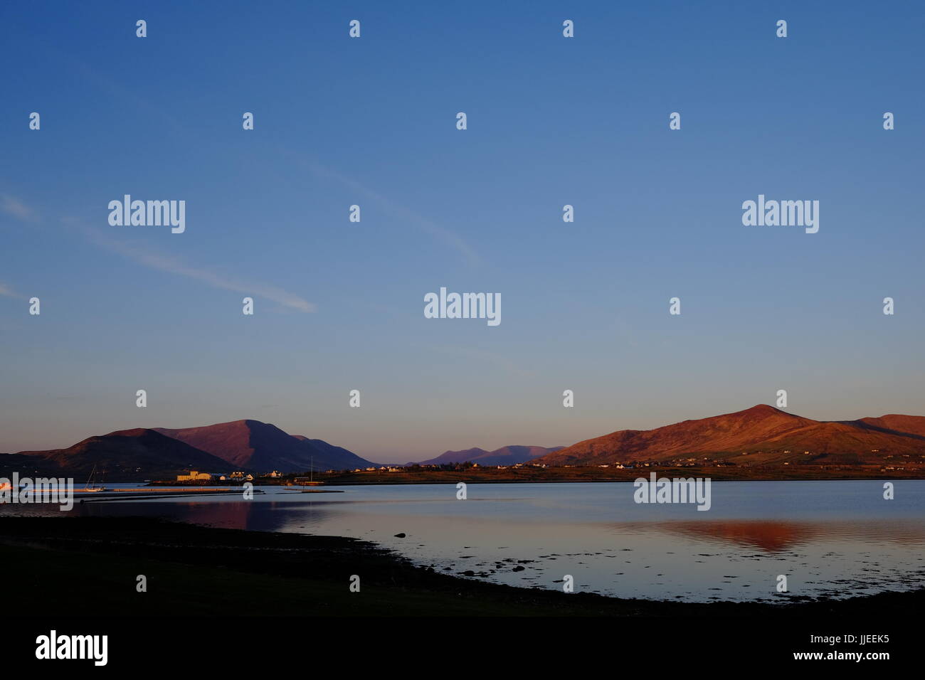 La vista dalla Knightstown, Valentia isola di fronte alle montagne sulla terraferma irlandese Foto Stock