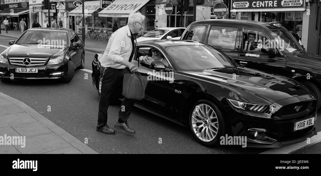 Il traffico nel quartiere di Islington, Londra e il contrario di Road Rage......tutto sorrisi sulla strada Foto Stock
