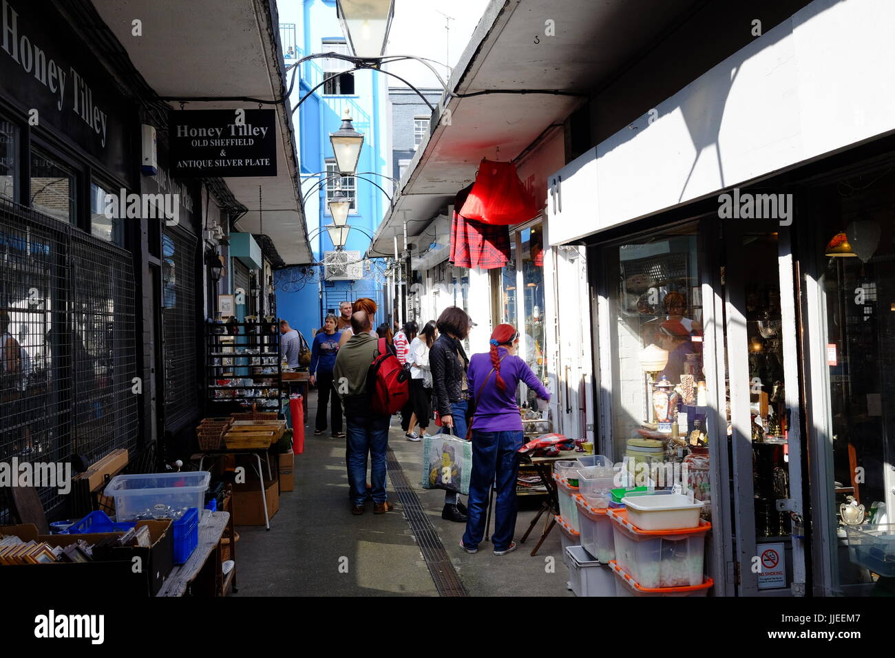Persone navigando in Camden passaggio nei pressi di Angelo nel quartiere londinese di Islington. La casa di antiquariato. Foto Stock