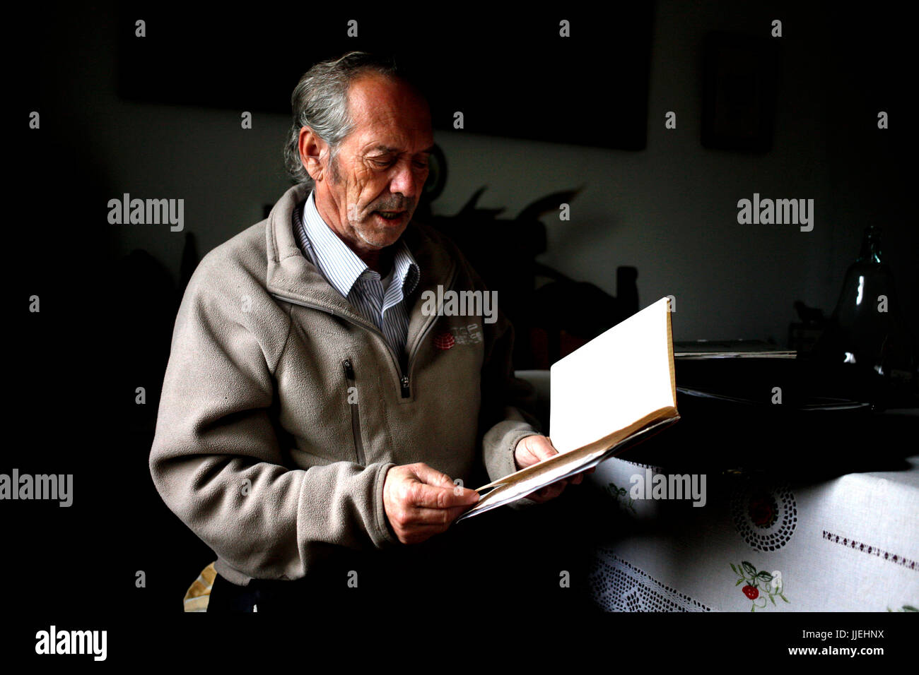 Poeta e scrittore Gioacchino'n Vazquez Manzano 'Miyelito' reas poesie in Prado del Rey, Sierra de Cadice, Andalusia, Spagna Foto Stock