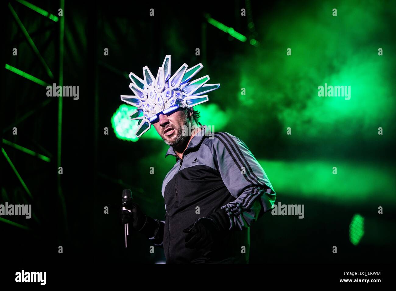 Locarno, Svizzera. 18 Luglio, 2017. Jay Kay del english acid jazz band Jamiroquai raffigurata sul palco come essi svolgono al Moon & Stars Festival 2017 a Locarno in Svizzera. Credito: Roberto Finizio/Pacific Press/Alamy Live News Foto Stock