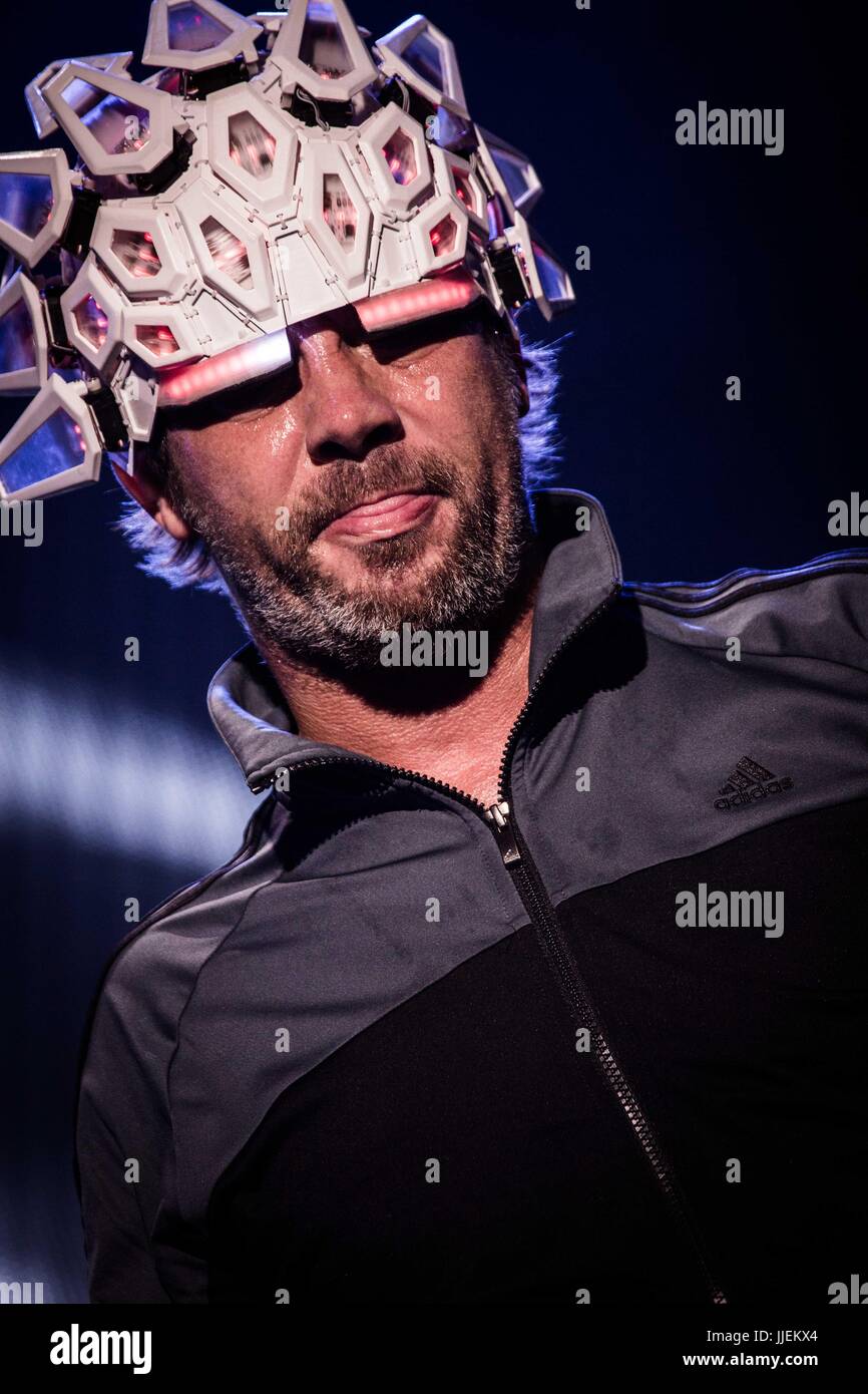 Locarno, Svizzera. 18 Luglio, 2017. Jay Kay del english acid jazz band Jamiroquai raffigurata sul palco come essi svolgono al Moon & Stars Festival 2017 a Locarno in Svizzera. Credito: Roberto Finizio/Pacific Press/Alamy Live News Foto Stock