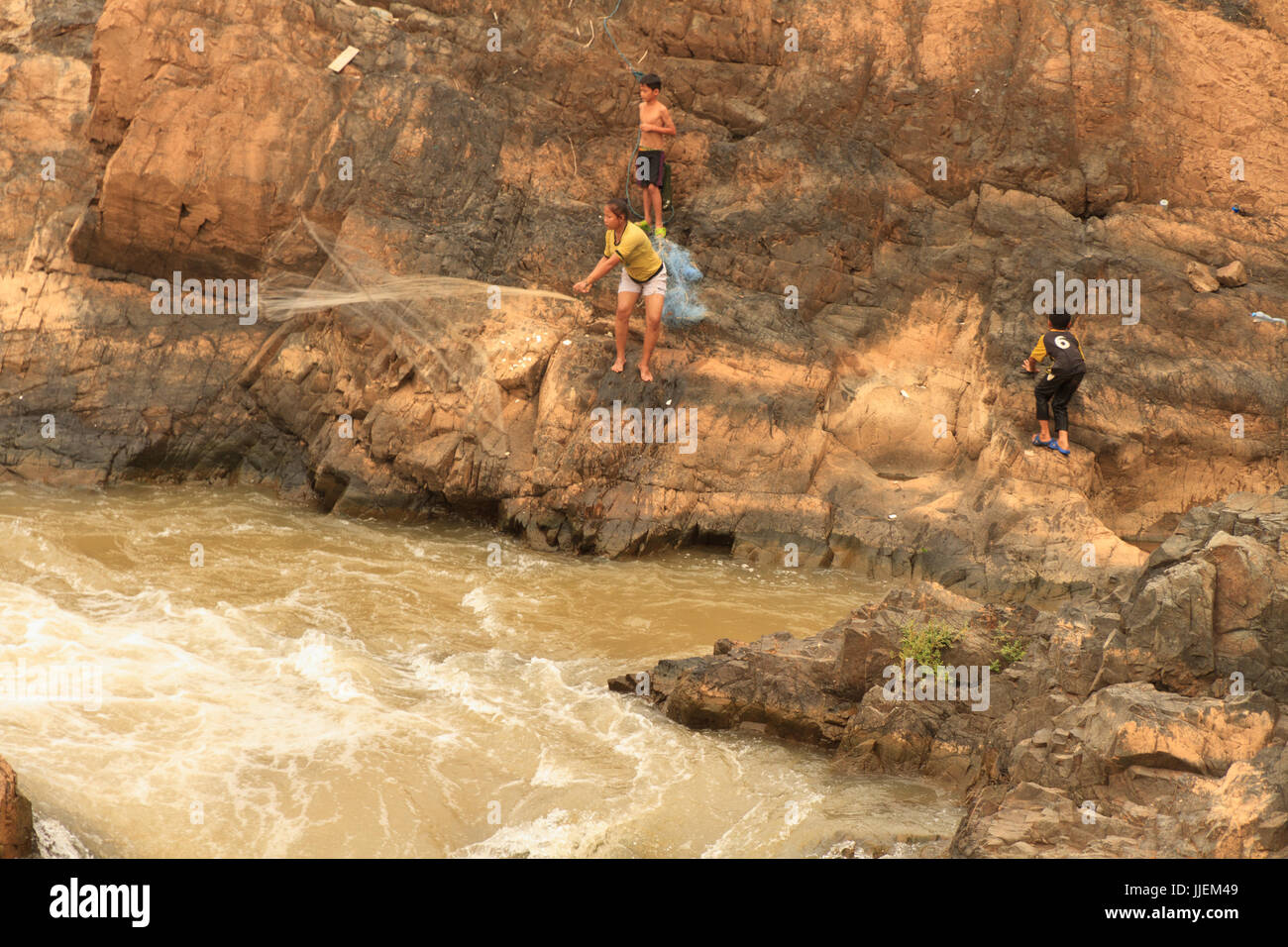 Persone di pesca con una rudimentale rete nel fiume Mekong a Don Khon isola su Laos Foto Stock