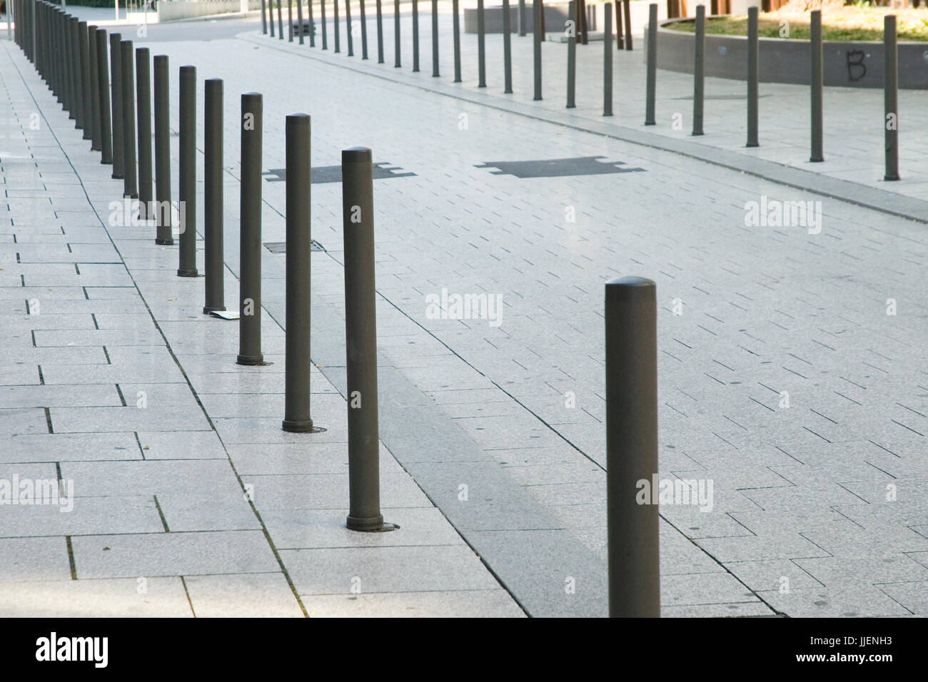 Pali in metallo come confine di strada Foto Stock