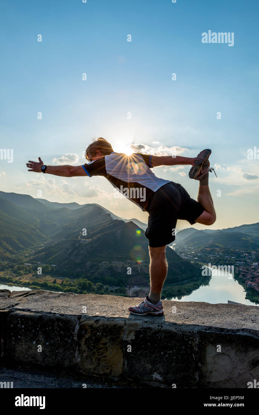 Dave Lewis paracticing Yoga presso il monastero di Mtskheta parete Foto Stock