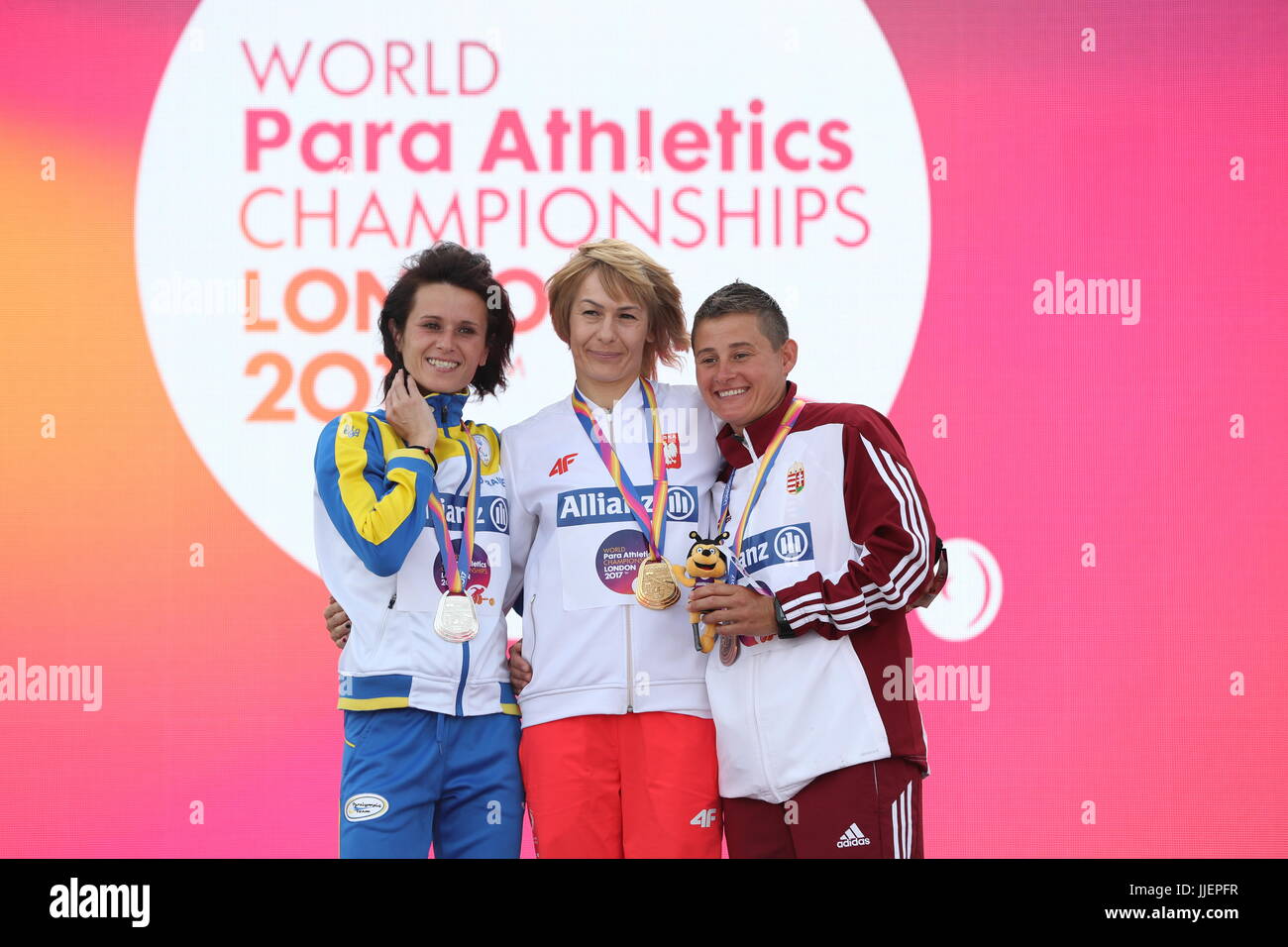 (Sinistra-destra) l'Ucraina Liudmyla Danilina, la polacca Barbara Niewiedzial e l'Ungheria Ilona Biacsi dopo il 1500 m T20 delle donne durante il giorno cinque dei campionati mondiali di paracetica del 2017 al London Stadium. PREMERE ASSOCIAZIONE foto. Data foto: Martedì 18 luglio 2017. Vedere la storia di PA Athletics Para. Photo credit should Read: Simon Cooper/PA Wire. RESTRIZIONI: Solo per uso editoriale. Nessuna trasmissione audio o immagini in movimento e nessuna simulazione video. Foto Stock