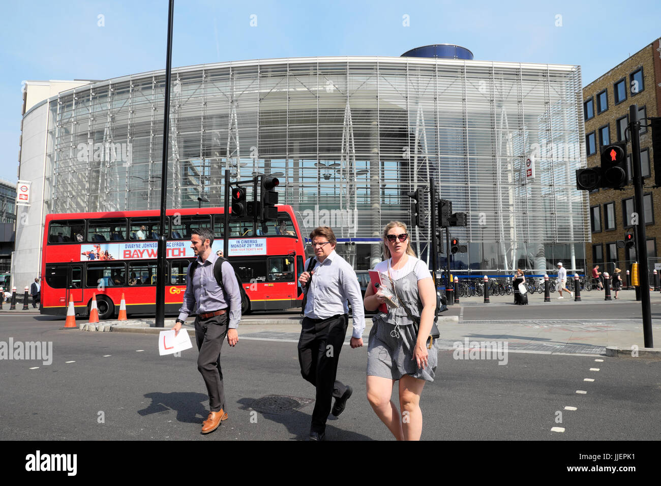Persone attraversare la strada al semaforo al di fuori di Blackfriars Station in estate a Londra REGNO UNITO KATHY DEWITT Foto Stock