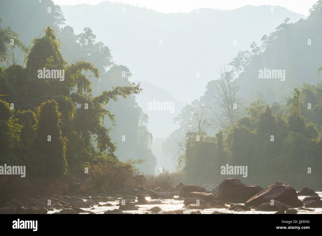 Tramonto sul boulder rapide sul fiume Nam Ou in Phou Den Din nazionale Area Protetta, Laos. Questo paesaggio si sarebbe collocato al di sotto di circa 80 m di acqua dalla diga pianificata #7. Foto Stock