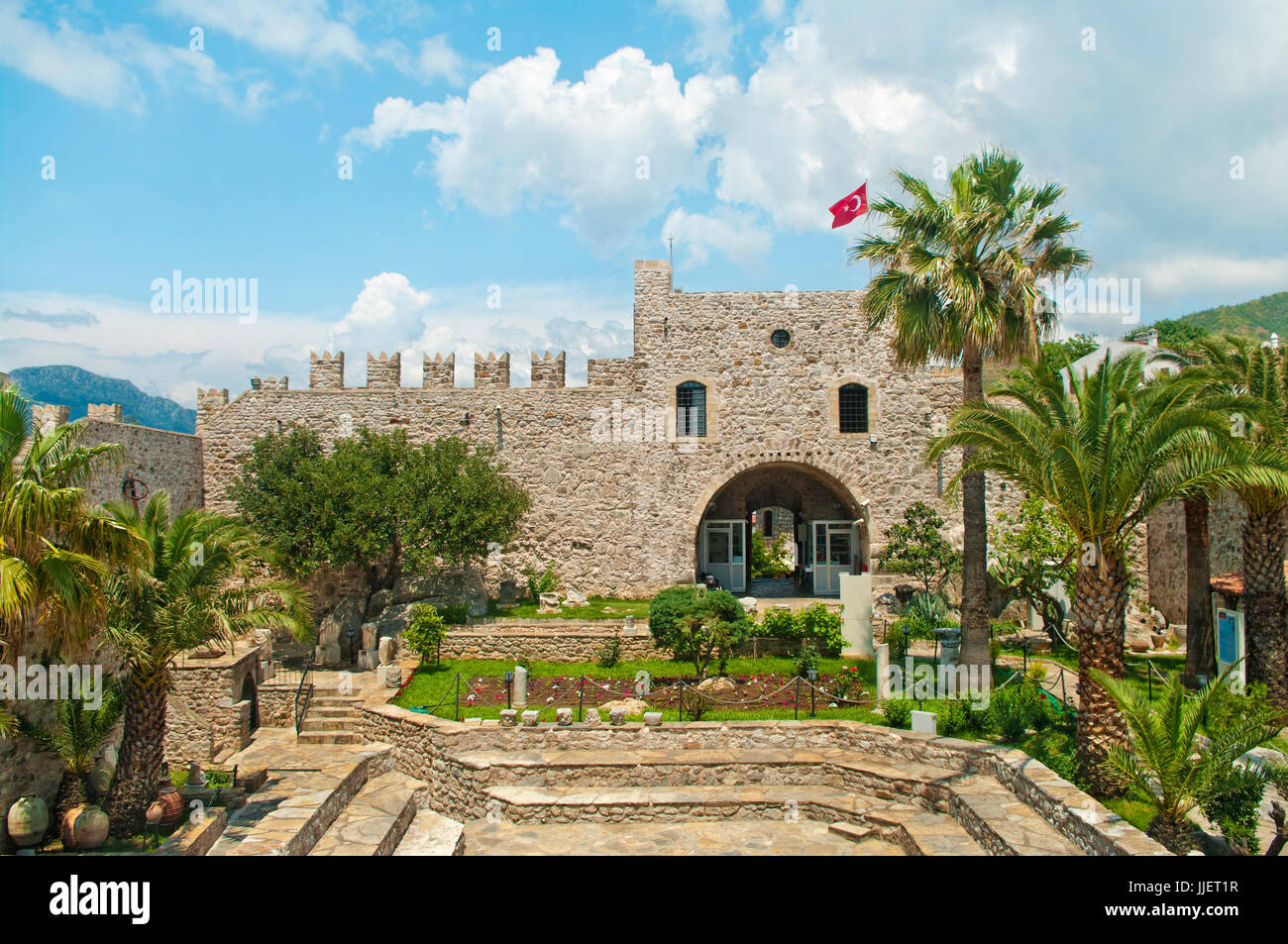 Vista del castello di Marmaris e museo con piccolo giardino e bandiera Turca sulla parte superiore, Marmaris, Turchia Foto Stock