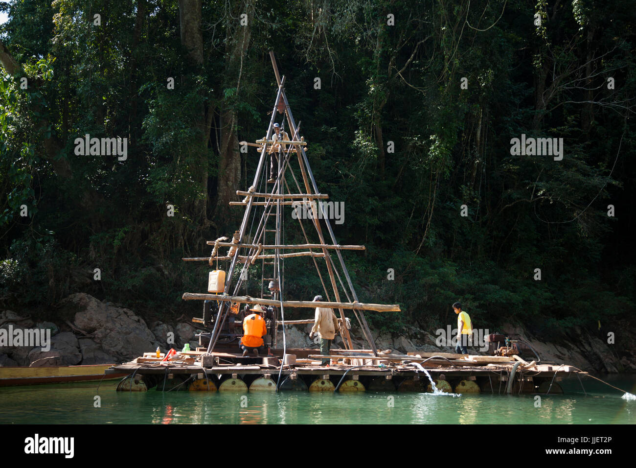 Una attrezzatura di trivella raccoglie campioni di nucleo in una costrizione naturale del fiume Nam Ou dove Dam #7 è previsto per la costruzione, all'interno di Phou Den Din nazionale Area Protetta, Laos (nonostante Sino Hydro la carta non a impatto del paese parchi nazionali con il loro sviluppo di energia idroelettrica). Foto Stock