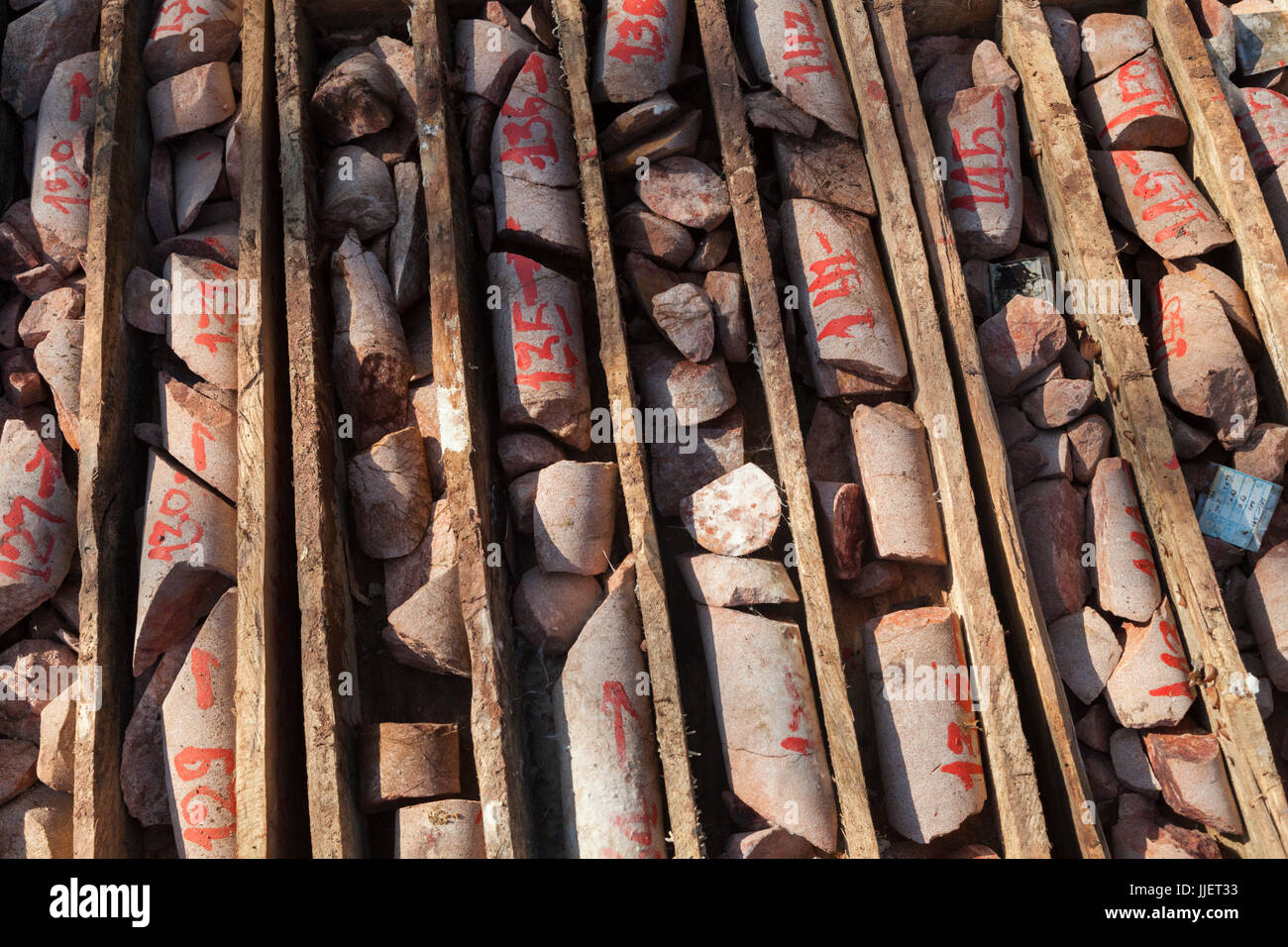 Etichettato bedrock core campioni raccolti da una attrezzatura di perforazione dal letto del fiume Nam Ou presso il sito previsto per Dam #7 in Phou Den Din nazionale Area Protetta, Laos. Foto Stock