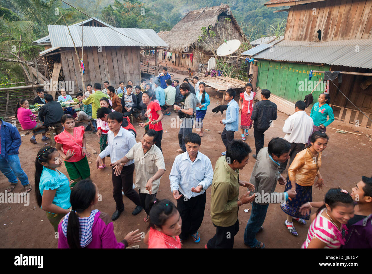 Robert Hahn, mung e altri fêtards dance in tradizionale stile Lao durante una celebrazione dei matrimoni in Muang Hat Hin, Laos. Foto Stock Robert Hahn, mung e altri fêtards dance in tradizionale stile Lao durante una celebrazione dei matrimoni in Muang Hat Hin, Laos. Foto Stock