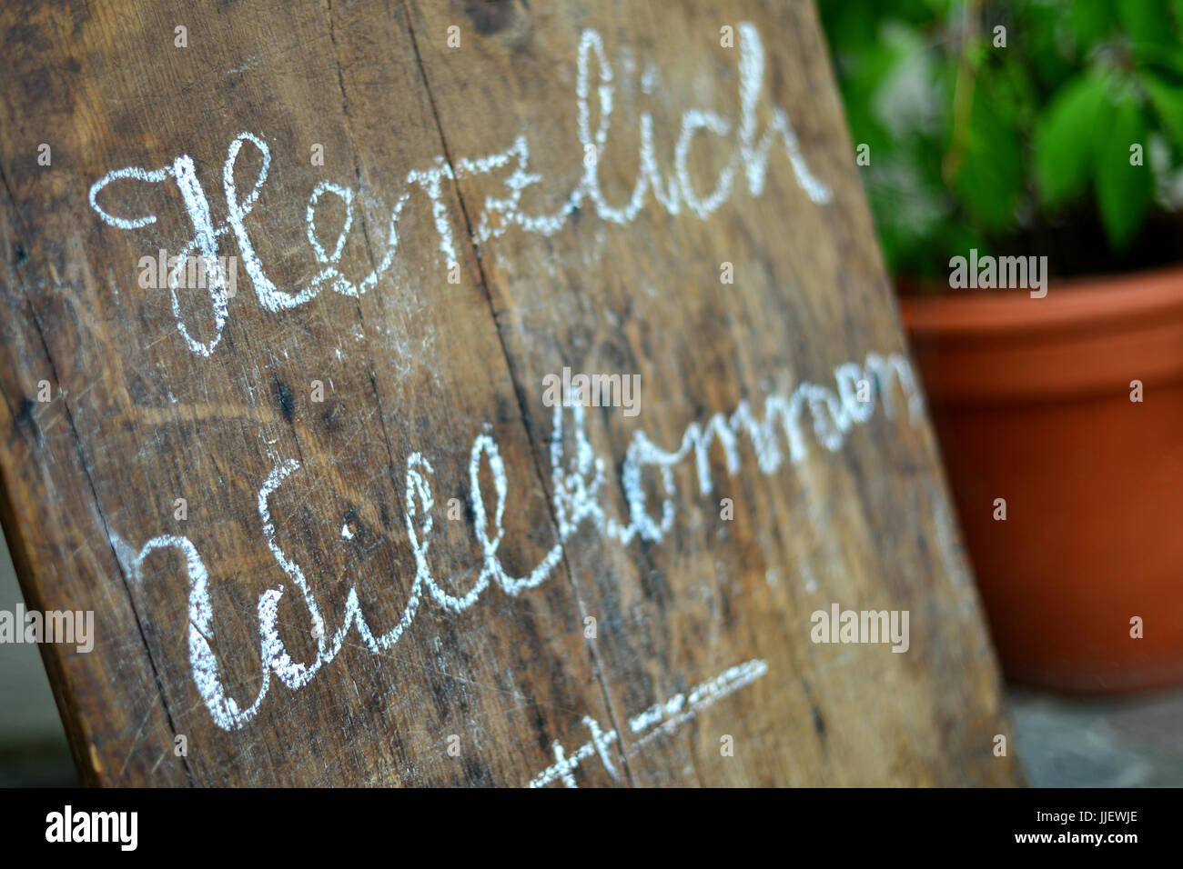 Wackernheim, Germania, parole di benvenuto di un pannello di legno Foto Stock