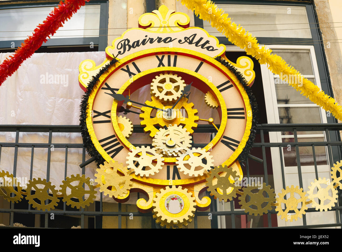 Lisbona Bairro Alto, vista di un enorme orologio color oro sopra un bar in una strada nel quartiere Bairro Alto della città vecchia di Lisbona, Portogallo. Foto Stock