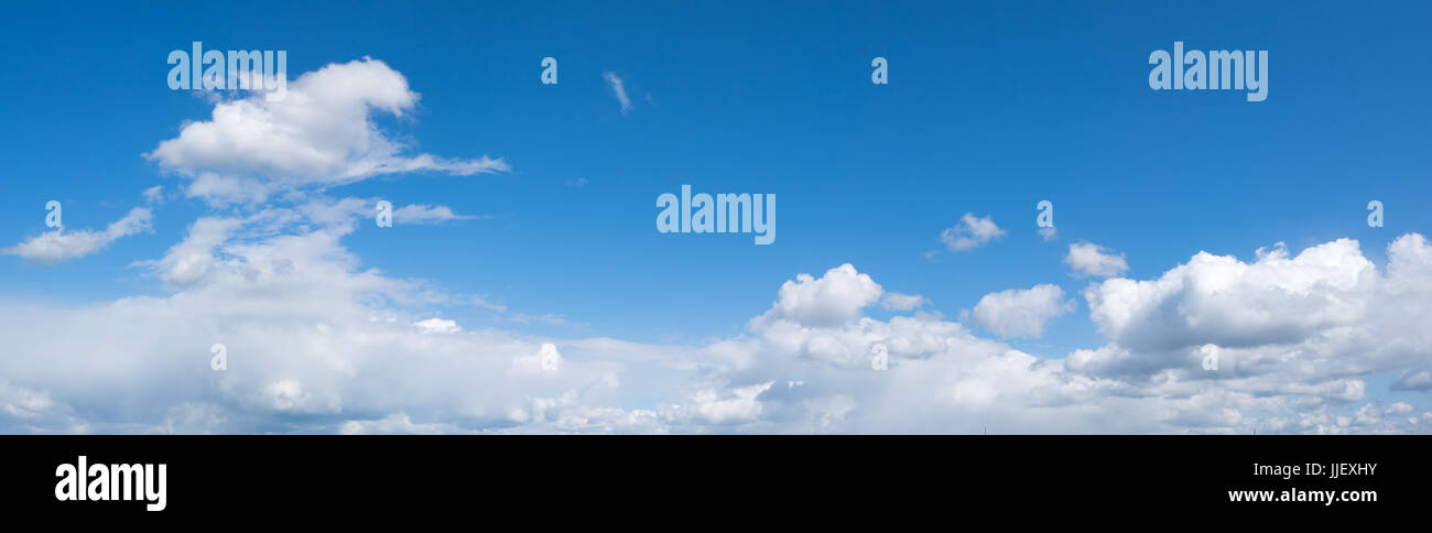 Cielo di nuvole panorama. Summrt cielo blu sullo sfondo Foto Stock