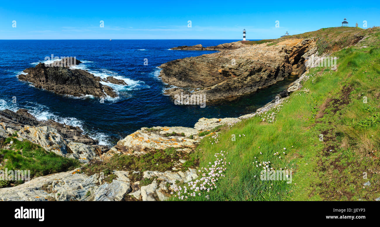 Estate oceano atlantico costiera paesaggio (isola di pancha con faro), Spagna. due colpi stitch panorama. Foto Stock