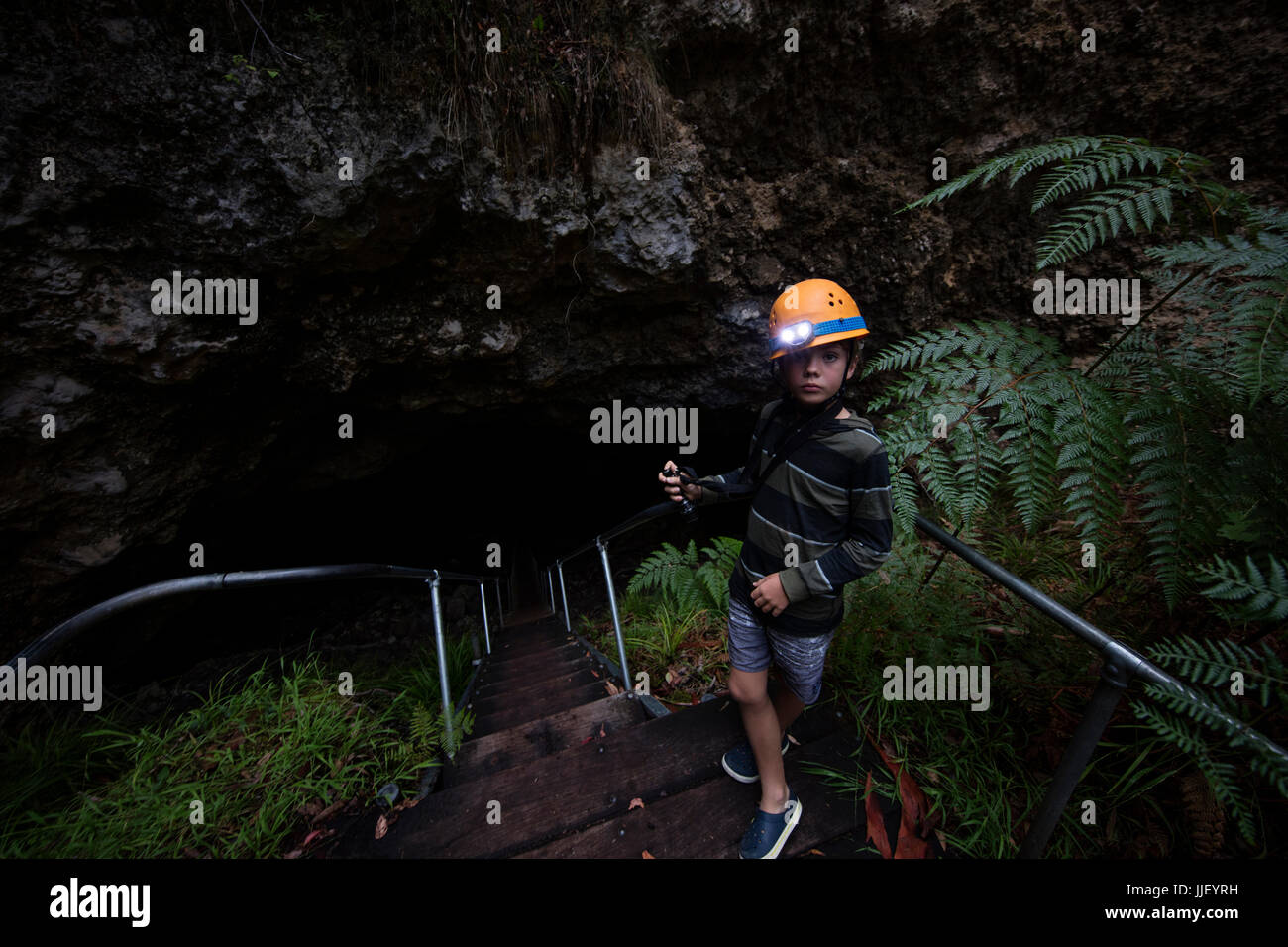 Ragazzo andare in una grotta a piedi, Australia occidentale, Australia Foto Stock
