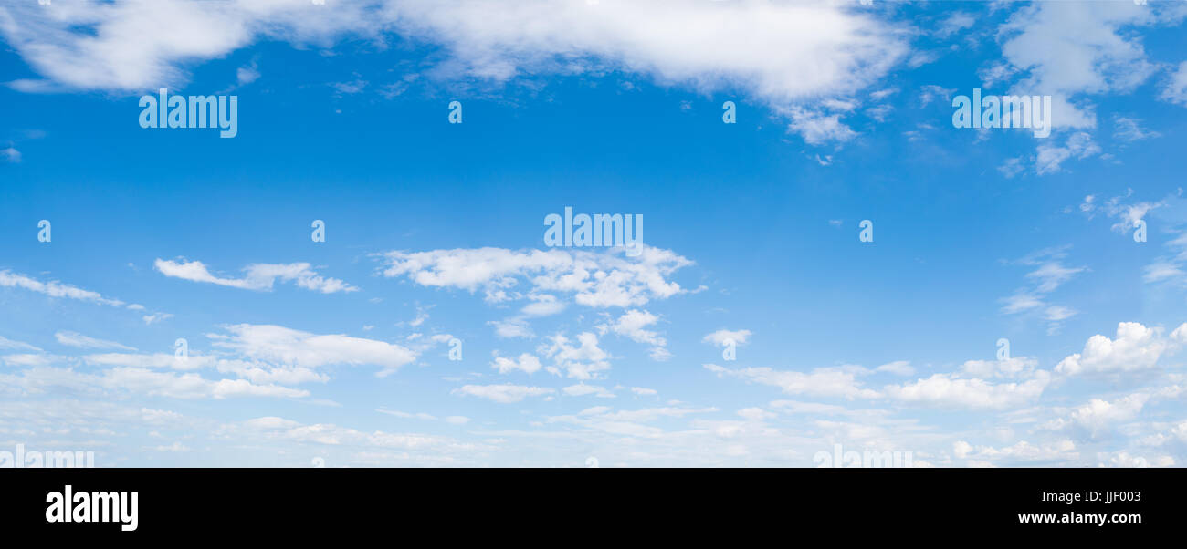 Panorama di cielo blu con nuvole Foto Stock
