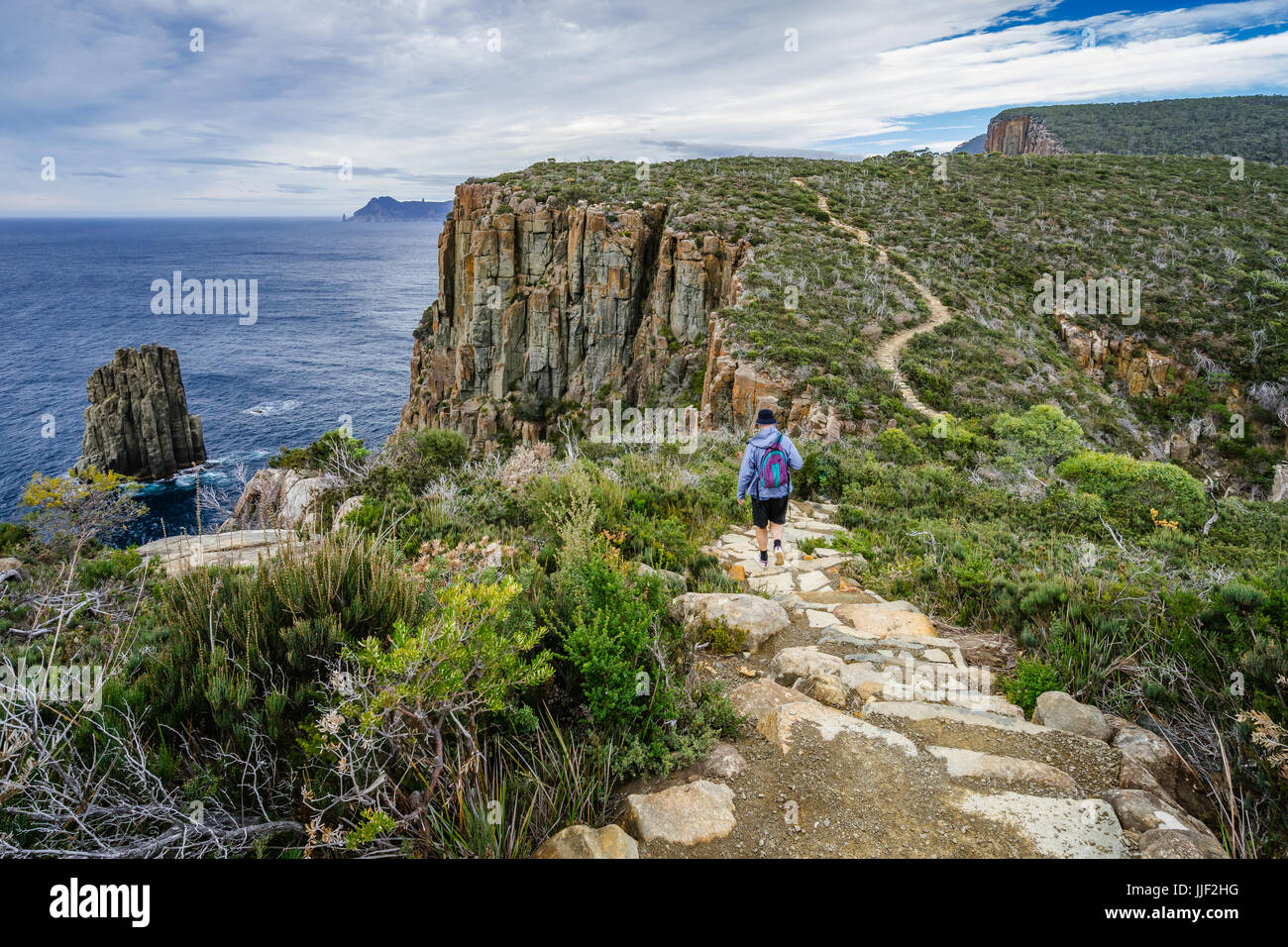 L'uomo escursionismo verso Fortescue Bay, Cape Hauy, Tasmania, Australia Foto Stock